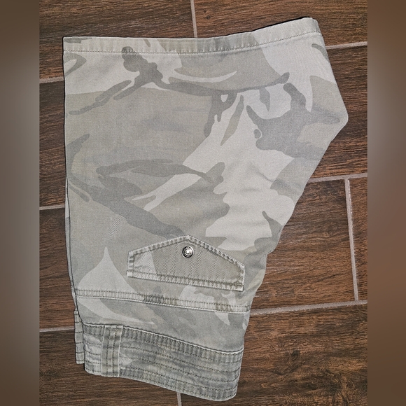 Lee's Women's 8M Lower on the Waist Camo Shorts - Picture 5 of 6